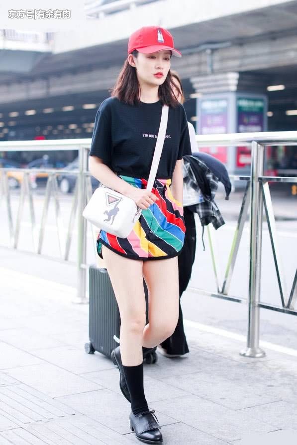 李沁穿了条“纸尿片”质感短裤，真显胖，网友:太辣眼睛了!