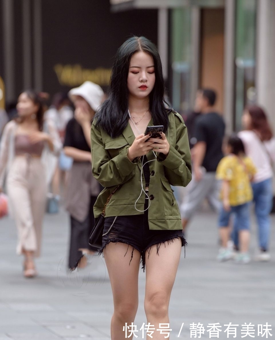 「漂亮」街拍:每个漂亮的女生都应该有一双一字带高跟凉鞋