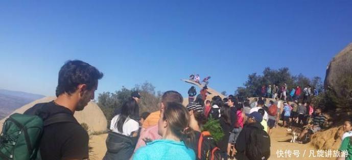 美国这块悬崖上的岩石，薄如纸片，为什么还有游客抢着站？