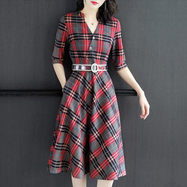 70后老婆，入秋后不买毛衣，穿这秋裙+小高跟，特洋气有女人味