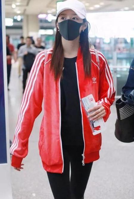 关晓彤咋瘦这么多？打底裤外啥也没穿，网友：可以转行当超模了