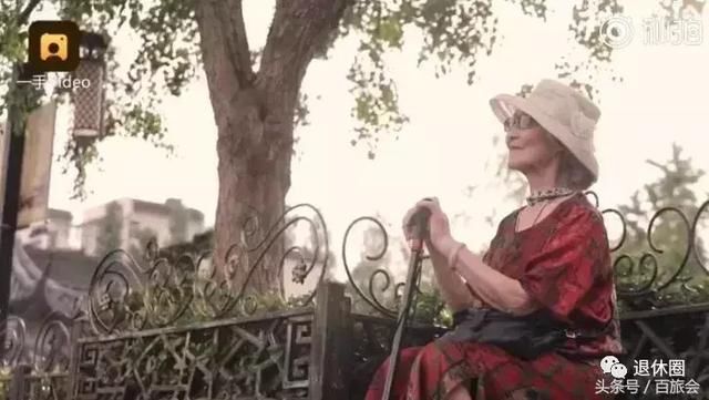 这个90岁白发“姑娘”太美了!活得让年轻人都羡慕!