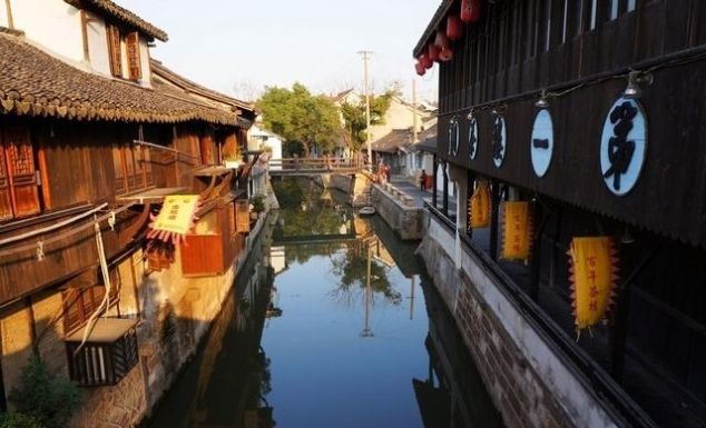 寸土寸金的上海城区有座古镇，不仅免费开放，花20元就能吃到饱