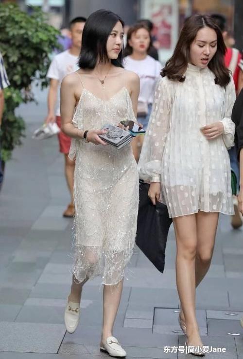 街拍：很妖娆的姑娘，事实证明健身不会瘦胸！