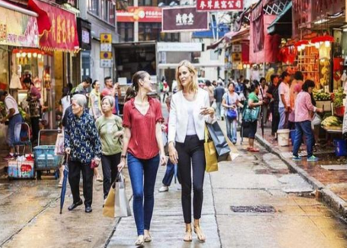 大陆游客去香港,为何一眼被看出不是本地人?当地人:看这2点!