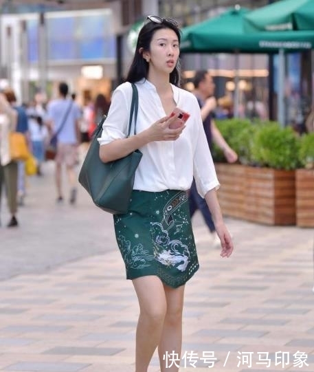 『 优美』时尚优美，凸显小姐姐的超模气质！，街拍美女：紧身牛仔裙