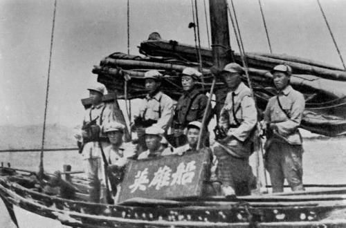 『作战』渡海作战,营长见韩先楚站在甲板危险,下令看住军长,不准离开