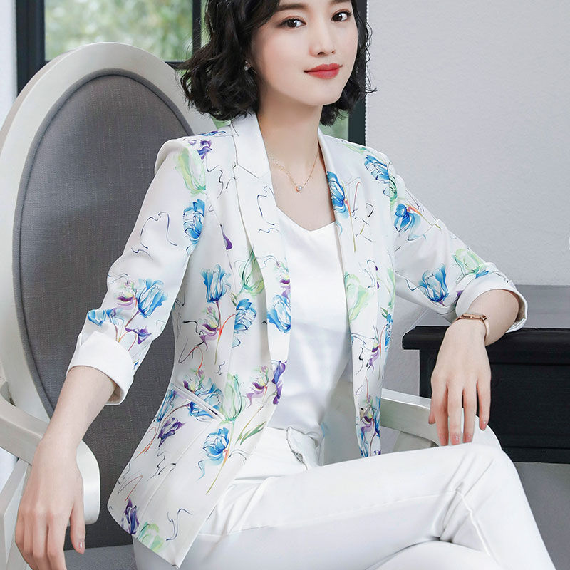 别傻买棒球服了!今年秋天流行这样穿搭，不艳不俗，还很时髦