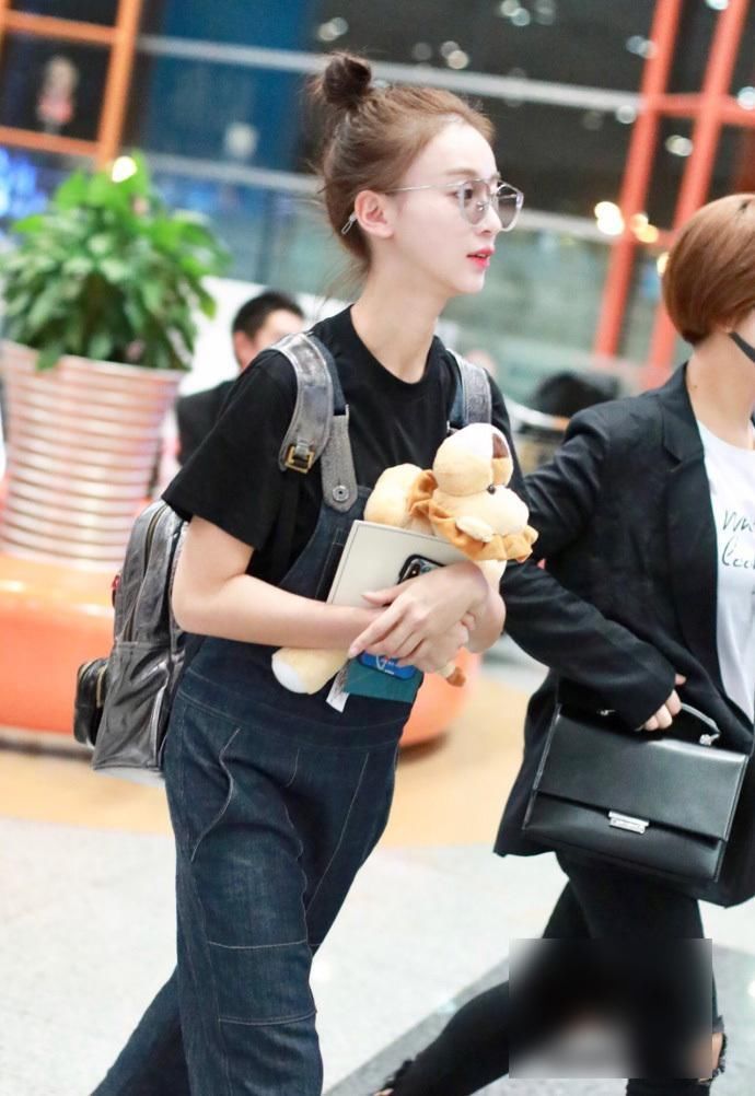 吴谨言终于撩起刘海，发际线靠后脑门像打了玻尿酸，全靠小脸硬撑