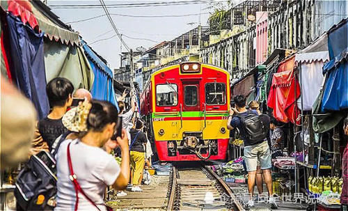 前往泰国旅游时，靠近这菜市场可得注意！商贩收摊你也要赶紧靠边