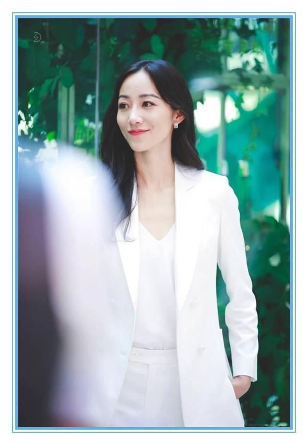 当35岁韩雪与42岁赵薇同穿白西装，才知道仙气和霸气的差距有多大