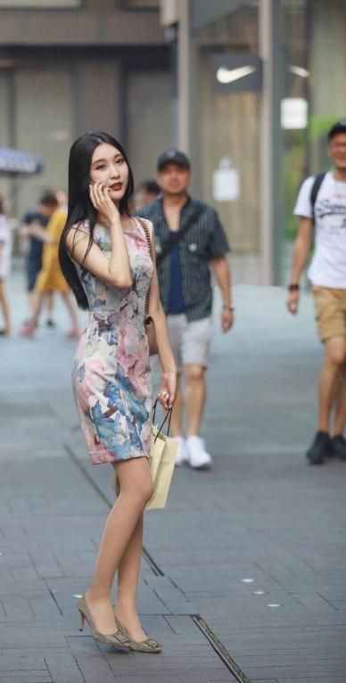 街拍：小姐姐包臀裙性感又优雅，是不少街拍红人的扮靓利器！