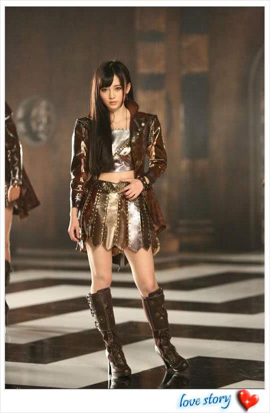 鞠婧祎紧身短裤秀细腿，但中间这条缝太尴尬了，网友：只怪她太瘦