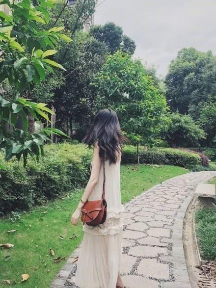 何穗这次太秀了！吊带裙下的脚丫子都“白到发光”？