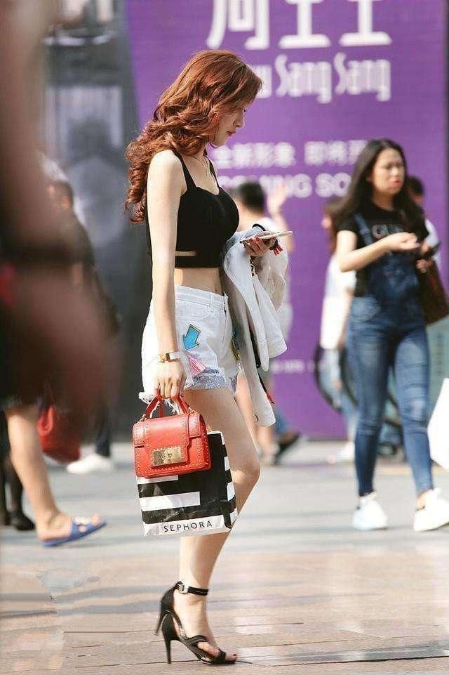 美女小姐姐穿着蕾丝开叉裙，小高跟鞋更加凸显性感!