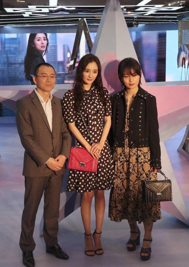 杨幂周笔畅同框，穿波点连衣裙的杨幂竟然输了，网友：真的尴尬了