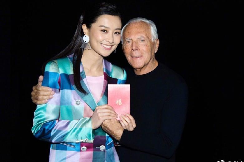 36岁陈法拉身穿红色吊带连衣裙出席活动，性感优雅，网友：真会穿