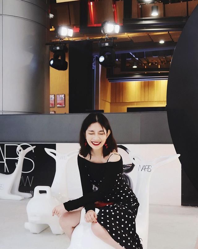  『时髦』春节穿什么裤子好?一条时髦的背带裤搭配,穿上年轻好几岁