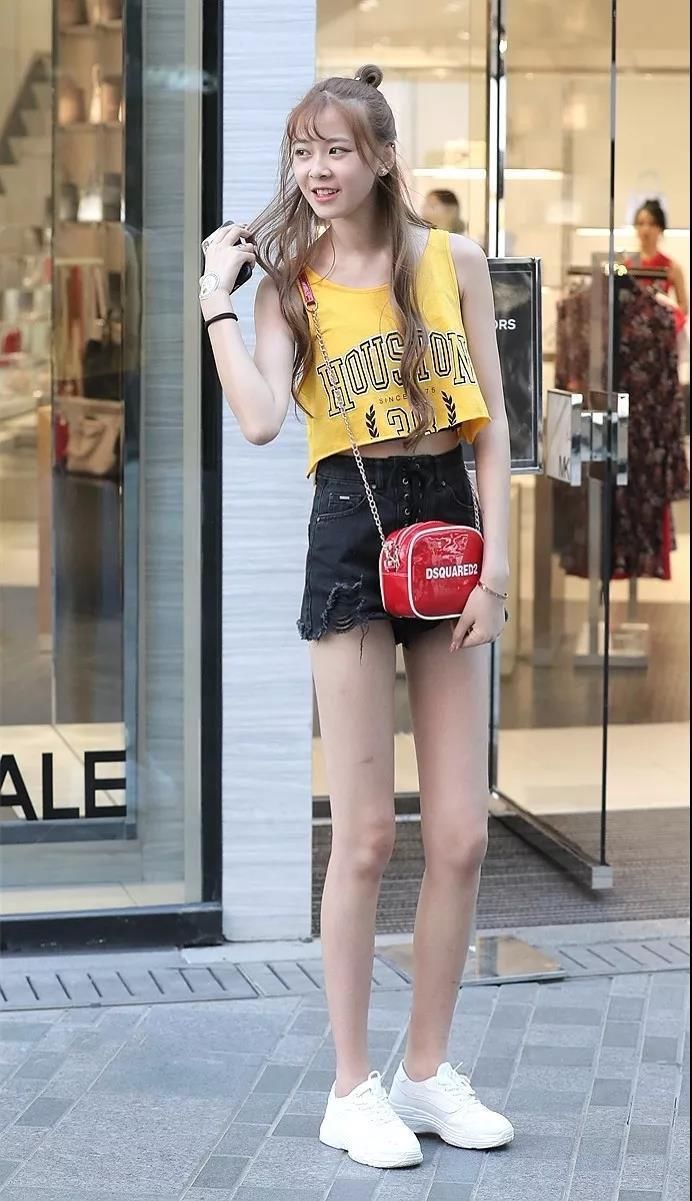 深圳街拍 长腿、小蛮腰的曲线 提现出美女的天生丽质和原始性感