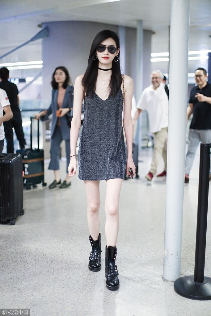 奚梦瑶抵沪穿着清凉 身材太骨感