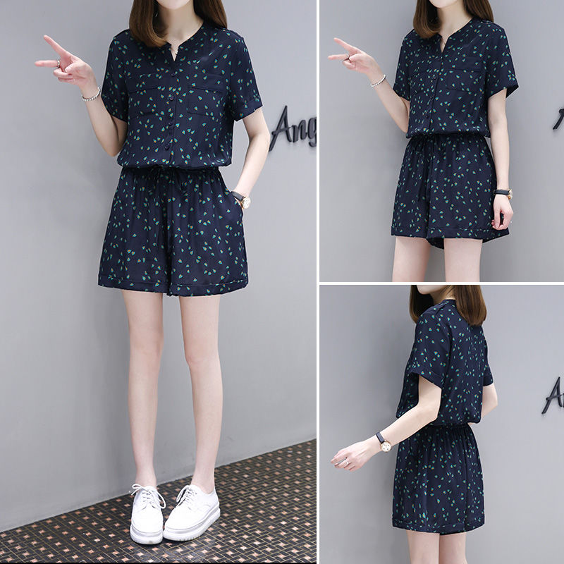 小个子女生穿这种连体裙，洋气妩媚又俏皮，美的好似画中仙