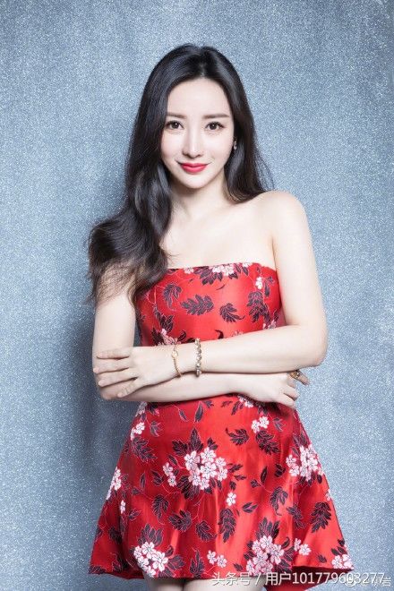 柳岩中国风抹胸短裙写真曝光 香肩美腿性感迷人