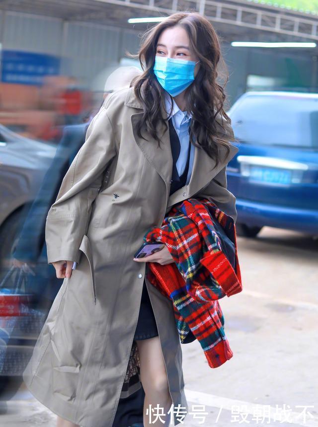  #套现身录制#卡其色风衣＋运动鞋，叠穿牛仔套装，不愧是潮流女王