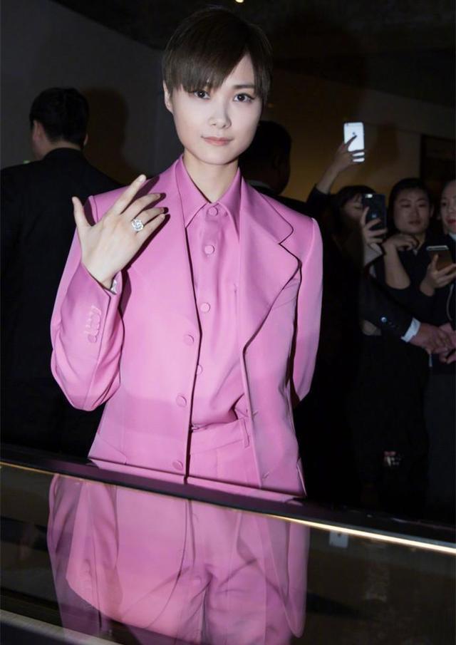李宇春和刘诗诗同穿一身粉,网友:真少女和伪女人的差距一目了然