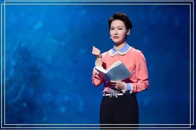 当58岁惠英红撞衫21岁关晓彤，网友:原来年龄在气质面前不值一提