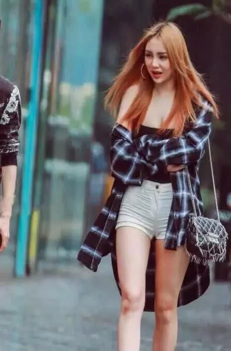 小姐姐身穿黑色裹胸上围丰腴，30岁还能保持这样，真是极品!