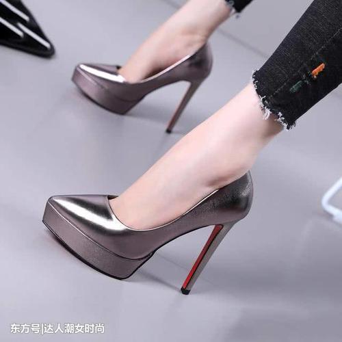 高跟鞋的是女人的专属品，倾城如画的美艳，你也喜欢对吗？