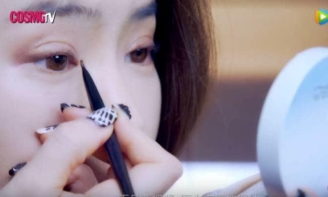 戚薇化身美妆博主，快看看她用了哪些硬生生的干货!