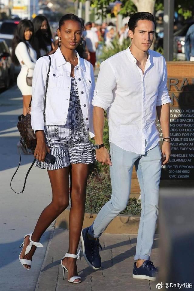 曾穿300万美元Bra走维密的黑珍珠和维密闺蜜出街，网友:只看见腿