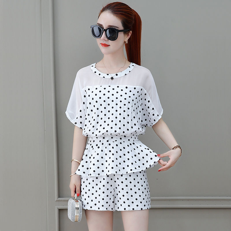 如果你不喜欢长裙，建议你穿短裤套装+裸鞋，拉长身材显高雅