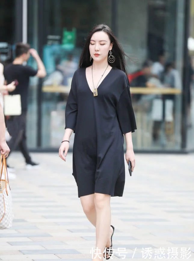 胸前戴佛牌的风韵小姐姐，一件黑色宽松短裙身材风韵，熟女气质更