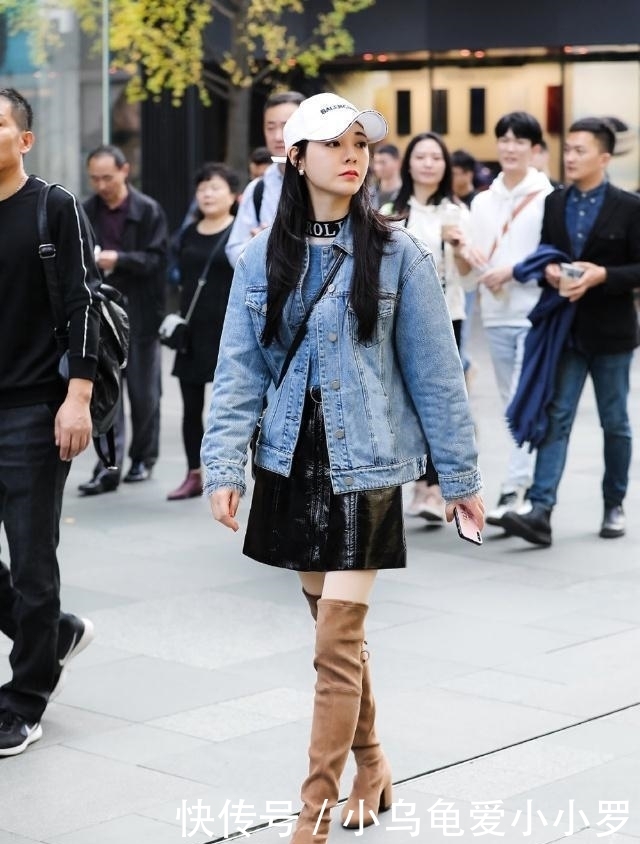 「动人」街拍:女神范的小姐姐,身材紧致动人,让人难忘