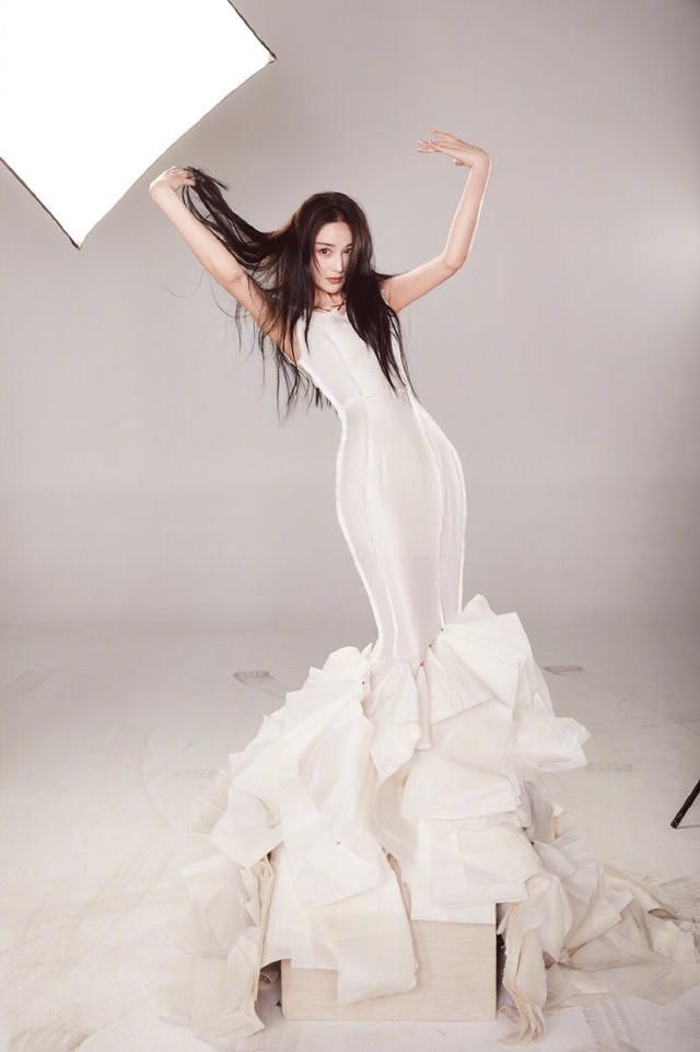 一直以为赵丽颖的腰已经够细了，直到看到张馨予，网友：是真的美