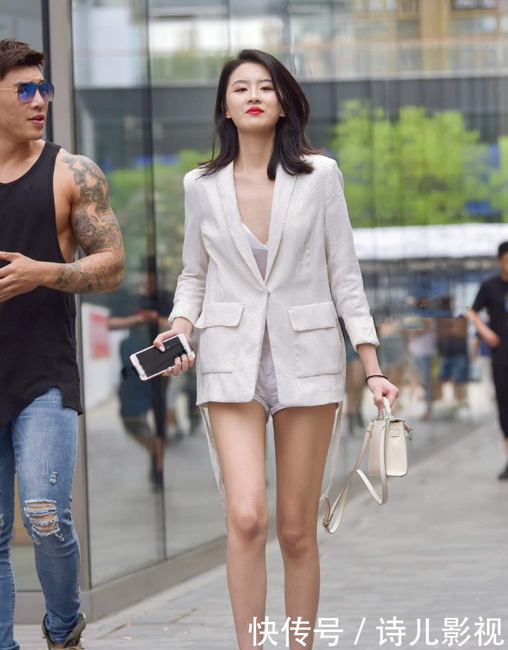 「 轻松」身穿白色西装+V领背心,让你轻松扮靓,街拍:时髦又出众的小姐姐