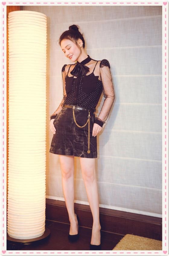 当马思纯与周冬雨同穿牛仔半身裙，才知道腿细和腿长哪个更重要！