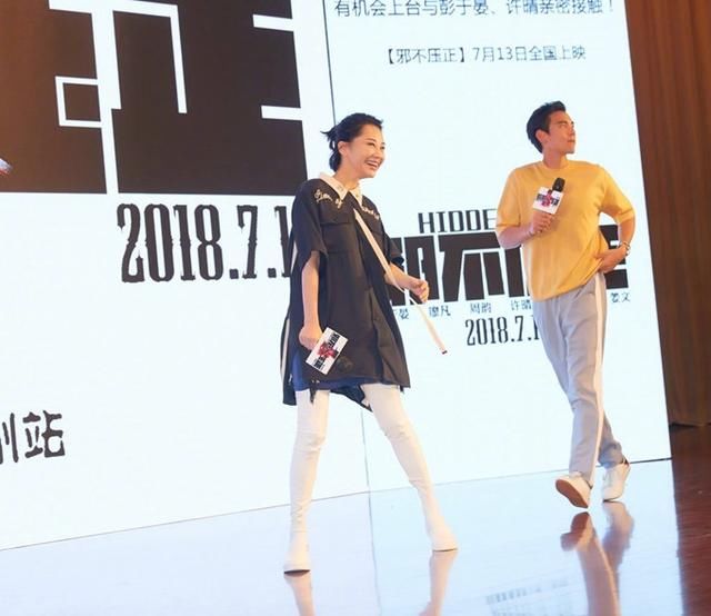 许晴的腿也太细了吧，过膝长靴当裤子穿，网友：一般人驾驭不了！