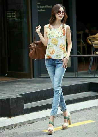 牛仔裤简单又大方,展现出俏皮感,多了几分日韩潮流的味道