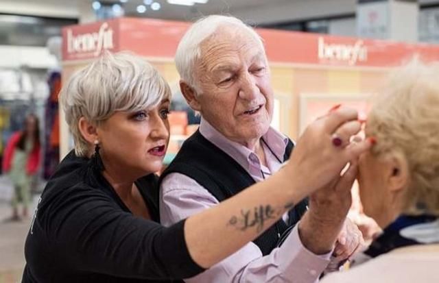 爱到白头担心快失明妻无法化妆失自信 84岁爷爷学化妆成高手