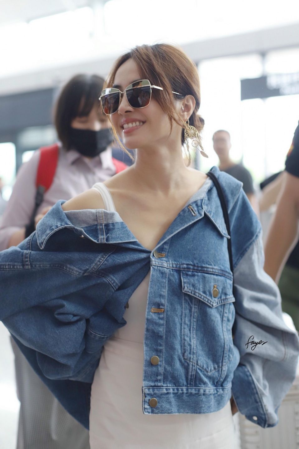 蔡依林里面只穿背心，也敢6颗扣仅系1颗，网友:穿成这样不如不穿