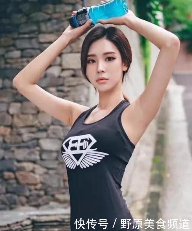 美女：街拍：傲人身材的打底裤美女，散发甜美气质，更加吸睛夺目！