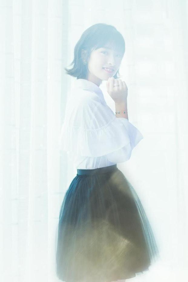 沈月穿蕾丝裙现身, 撑不起来真尴尬, 网友: 身高是硬伤!