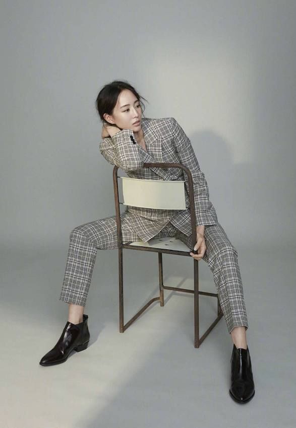 张钧宁也太会穿了，一条阔腿裤穿出高级感，网友:腿也太短了吧