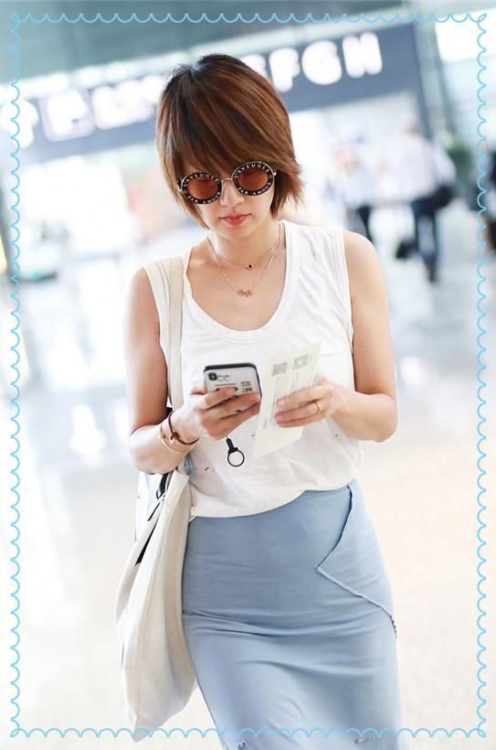 马伊琍咋想的？裙子这么紧还要把上衣塞进去，小肚腩都勒出来了！