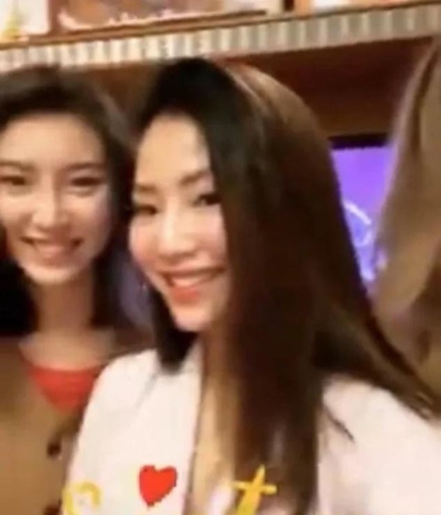 沈殿霞:郑欣宜与父亲后妈一家人团年照曝光, 郑少秋小女儿罕见露面很惊艳
