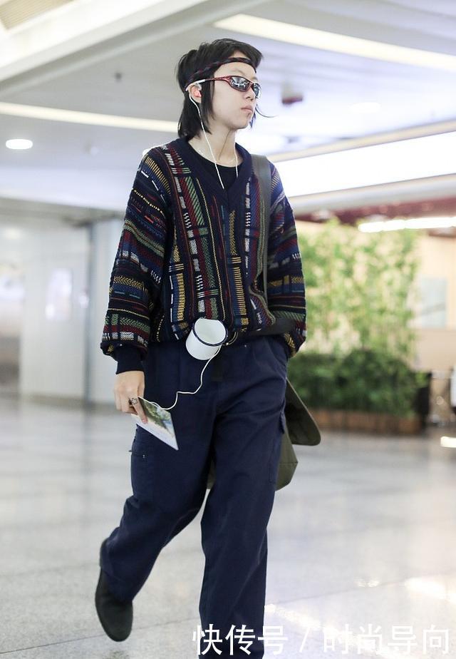 窦靖童现身机场打扮怪异，这是效仿王菲的风格学跑偏了吗