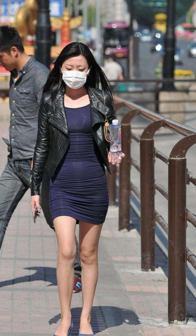 街拍:紧身包臀裙装扮的街头美女,傲人身材让人羡慕